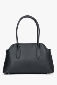 Frontansicht der eleganten schwarzen Leder-Schultertasche mit markanten langen Henkeln