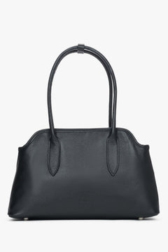Frontansicht der eleganten schwarzen Leder-Schultertasche mit markanten langen Henkeln