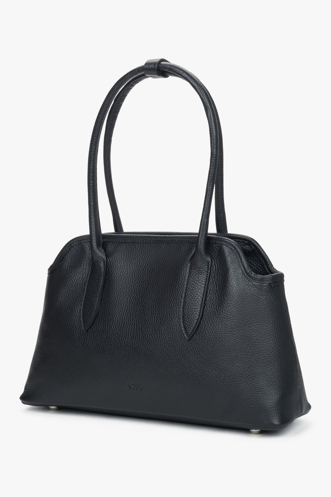 Schrägansicht der schwarzen Schultertasche aus italienischem Premium-Leder