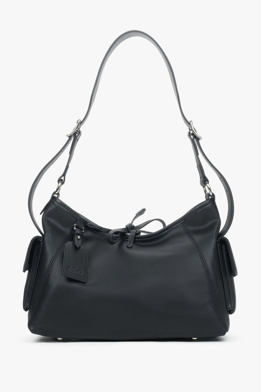 Frontalansicht der eleganten schwarzen Damen-Schultertasche aus sehr weichem Echtleder.