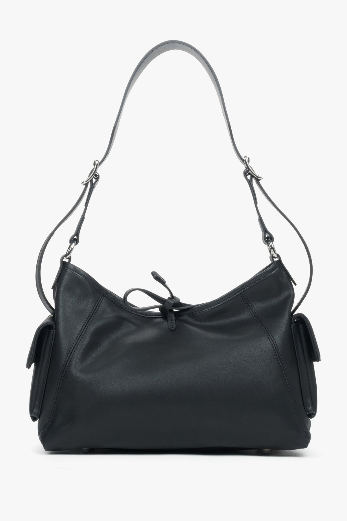 Ansicht der kompakten Ledertasche, die den praktischen Pin an den Henkeln zeigt.