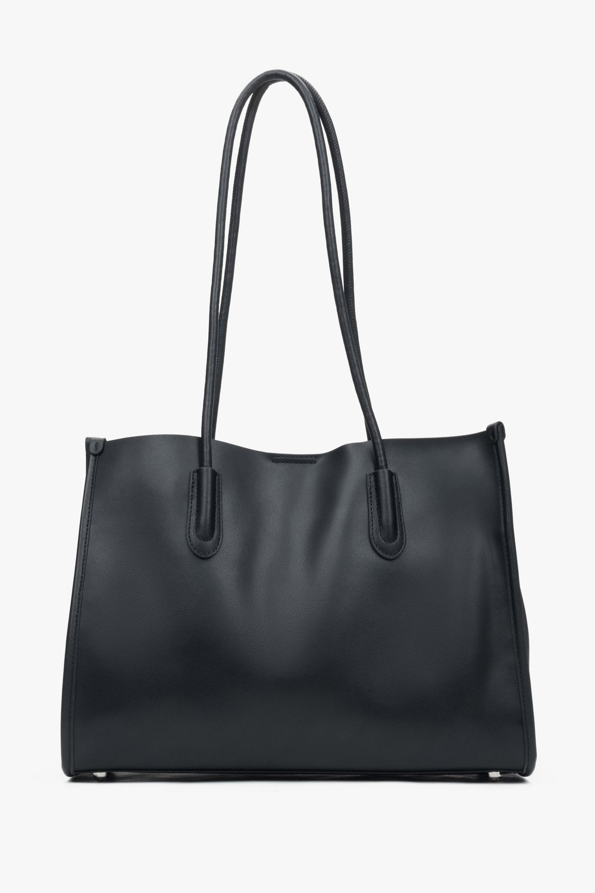 Direkte Frontansicht der schwarzen Leder-Shopper-Tasche mit Fokus auf die glatte Textur und die eleganten Trageriemen