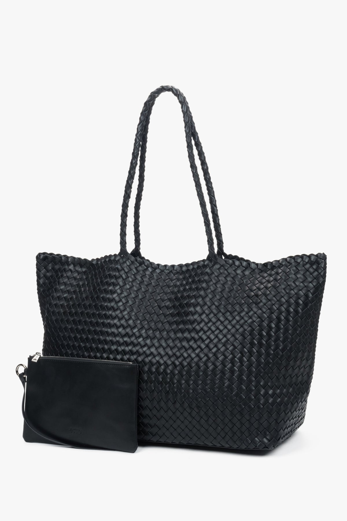 Die geräumige schwarze Flechttasche zusammen mit der im Lieferumfang enthaltenen Kosmetiktasche.