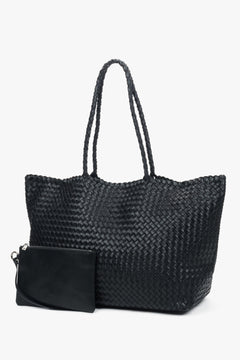 Die geräumige schwarze Flechttasche zusammen mit der im Lieferumfang enthaltenen Kosmetiktasche.