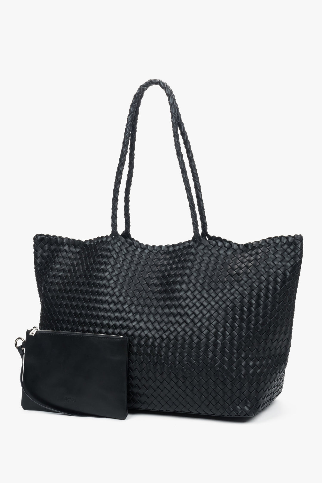 Die geräumige schwarze Flechttasche zusammen mit der im Lieferumfang enthaltenen Kosmetiktasche.