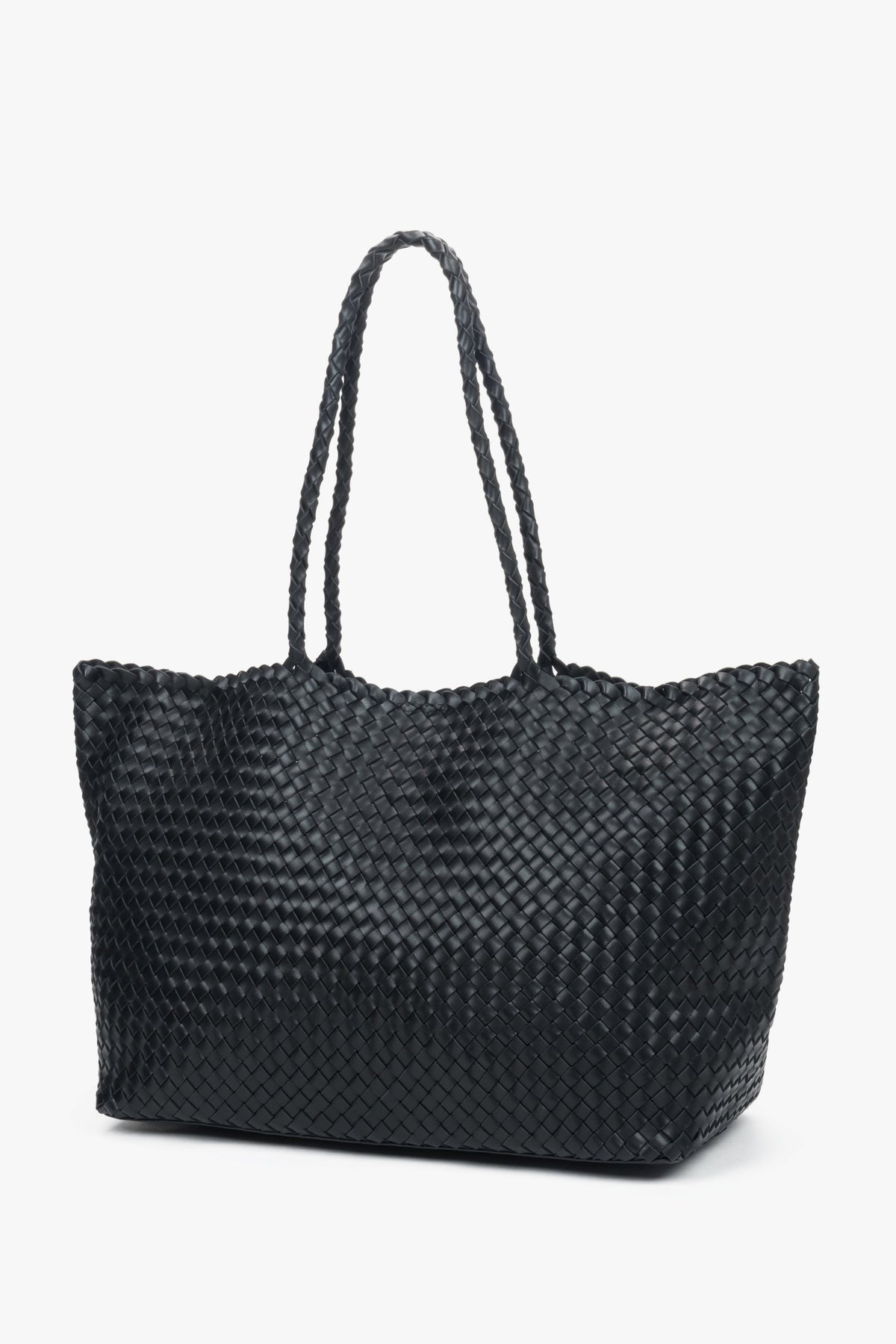 Leicht schräge Ansicht des voluminösen, schwarzen Shoppers von Estro.