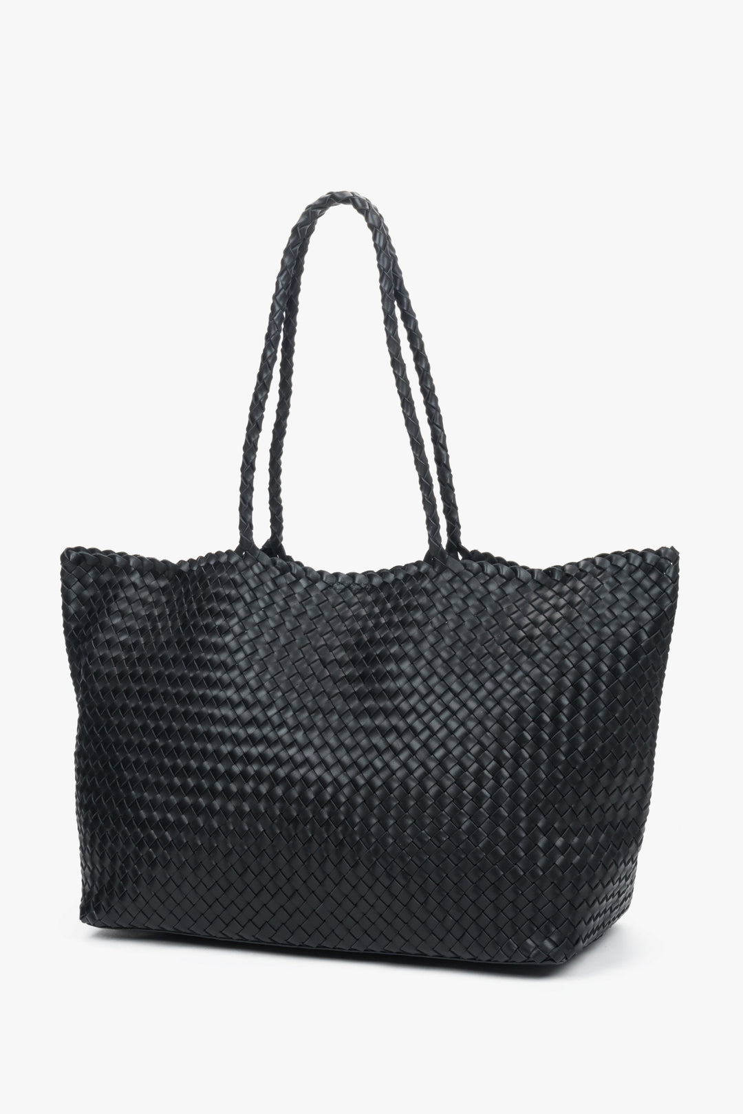 Leicht schräge Ansicht des voluminösen, schwarzen Shoppers von Estro.