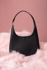 Klassische schwarze Damen Shopper Tasche aus glattem Naturleder präsentiert auf weichem Untergrund.