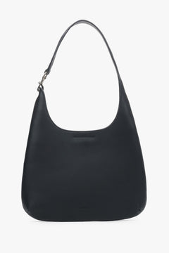 Frontalansicht der schwarzen Ledertasche zur Veranschaulichung der Form und der silbernen Details.