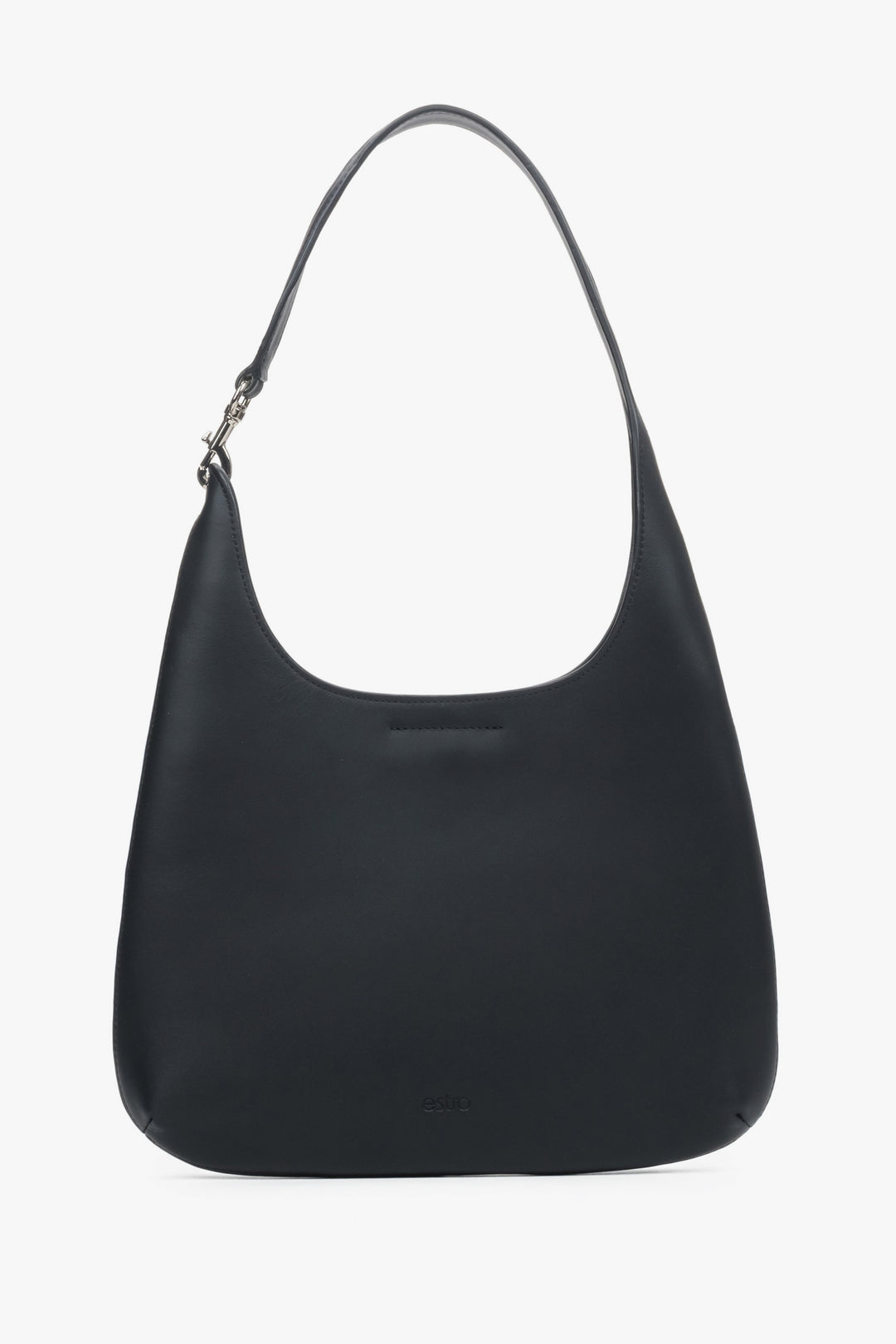 Frontalansicht der schwarzen Ledertasche zur Veranschaulichung der Form und der silbernen Details.