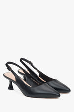 Schräge Ansicht der schwarzen Damen-Slingpumps aus weichem Echtleder mit Trichterabsatz.