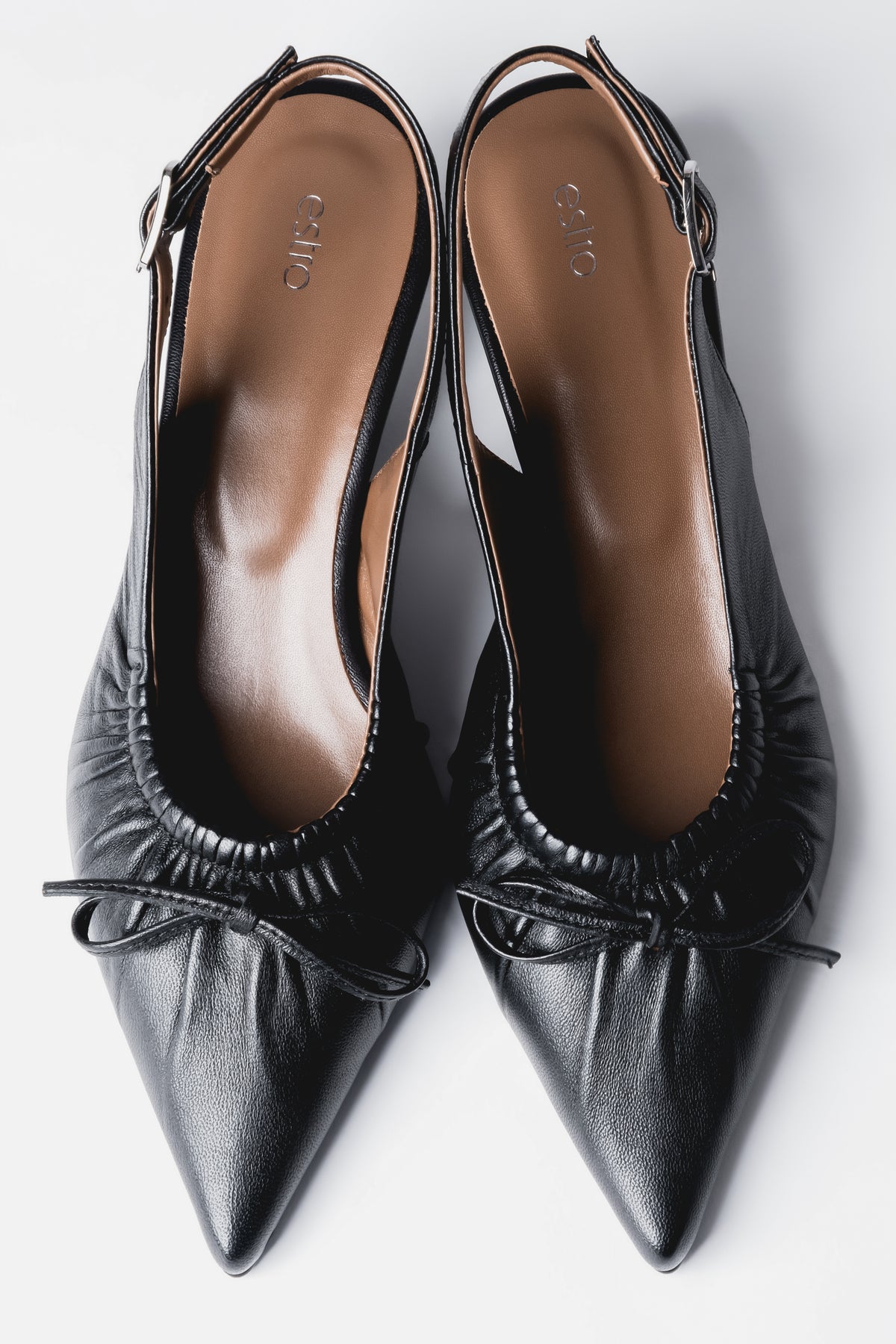 Schwarze Damen-Slingpumps aus Echtleder von oben mit spitzer Schuhspitze und Schleife