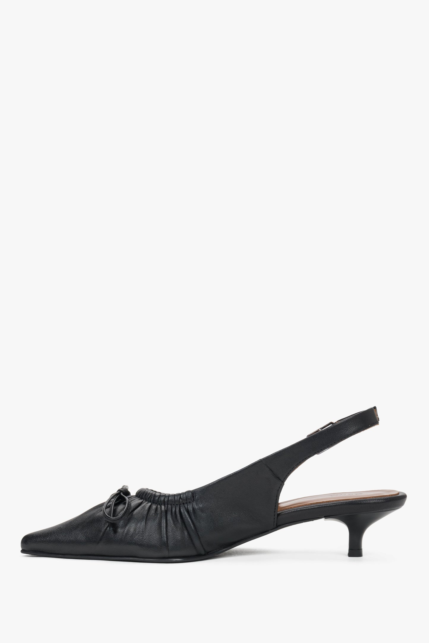 Schwarzer Damen-Slingpumps in schräger Vorderansicht mit dekorativer Schleife