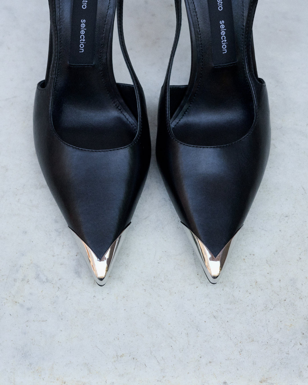 Schwarze Damen-Slingpumps von oben mit spitzer silberfarbener Schuhspitze