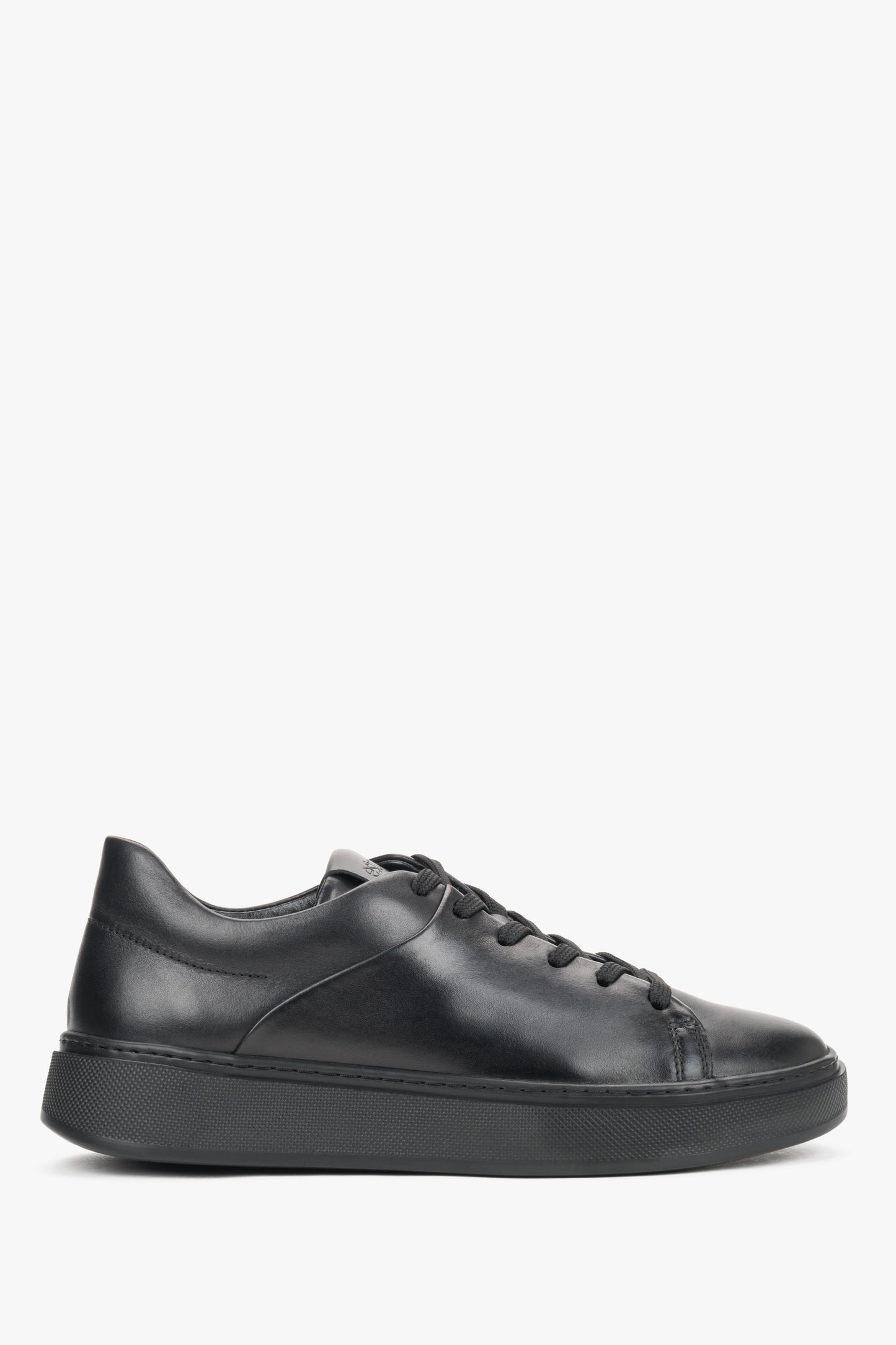 Flache Seitenansicht des schwarzen Damen-Sneakers aus Glattleder 