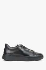 Flache Seitenansicht des schwarzen Damen-Sneakers aus Glattleder 