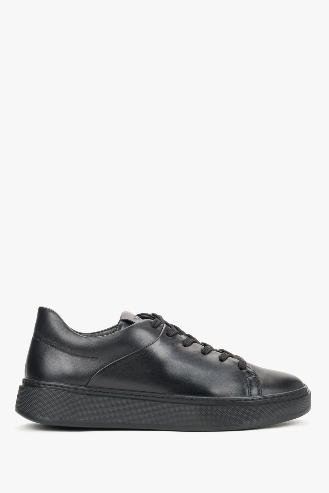 Flache Seitenansicht des schwarzen Damen-Sneakers aus Glattleder 