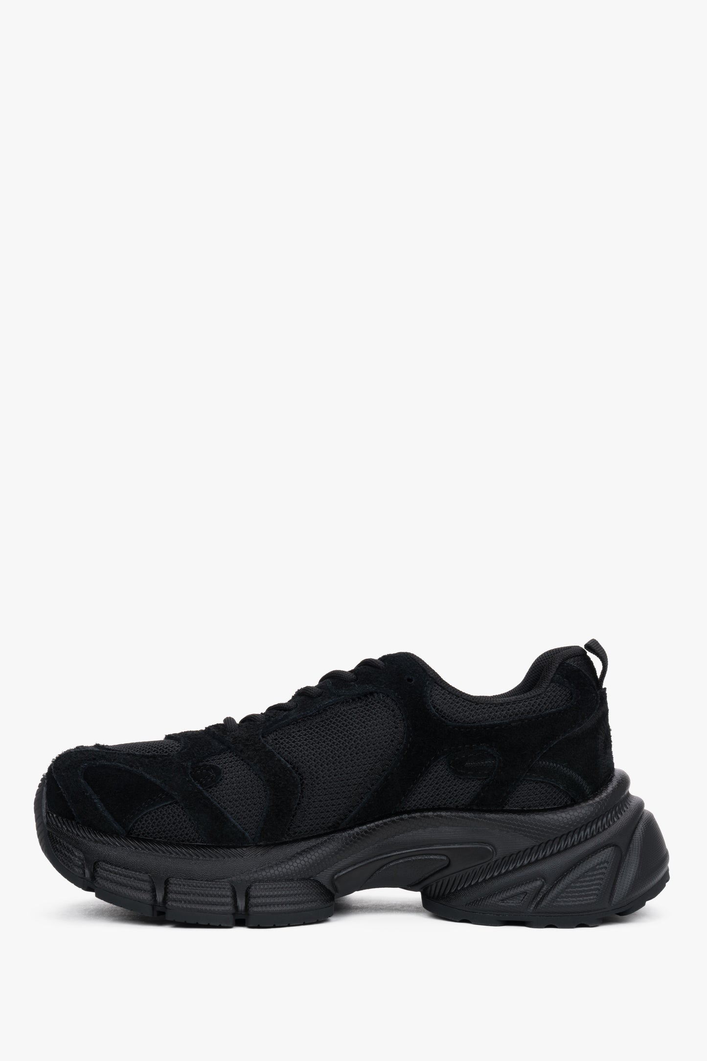 Flache Profilansicht der Innenseite des schwarzen Chunky Sneakers