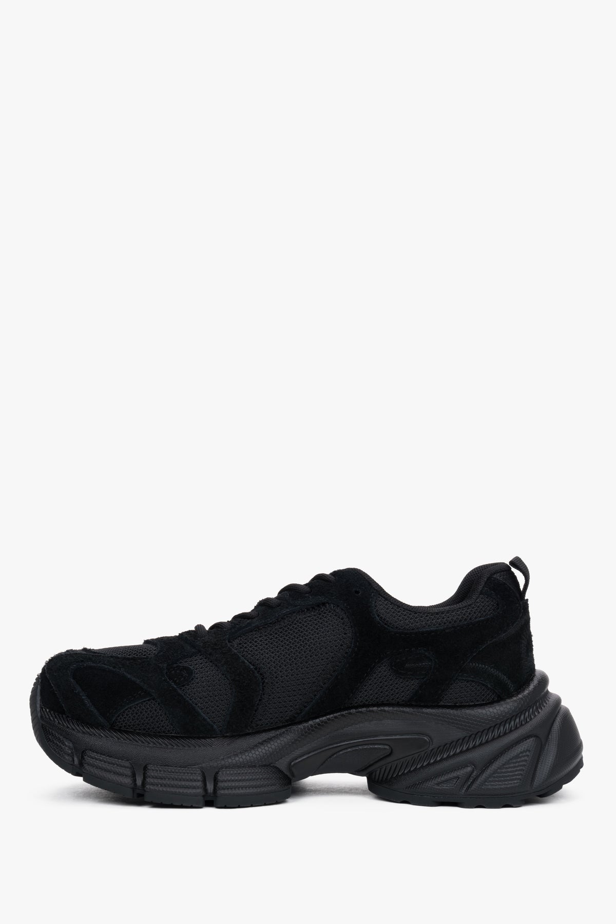 Flache Profilansicht der Innenseite des schwarzen Chunky Sneakers