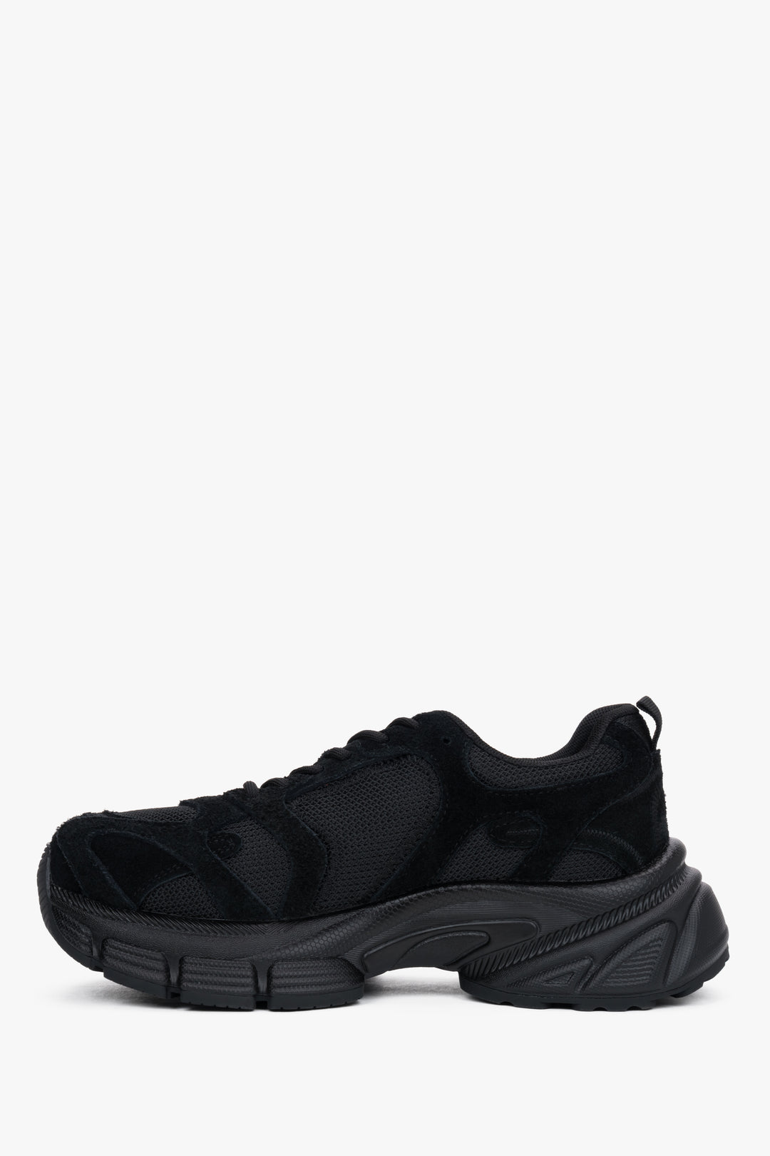 Flache Profilansicht der Innenseite des schwarzen Chunky Sneakers