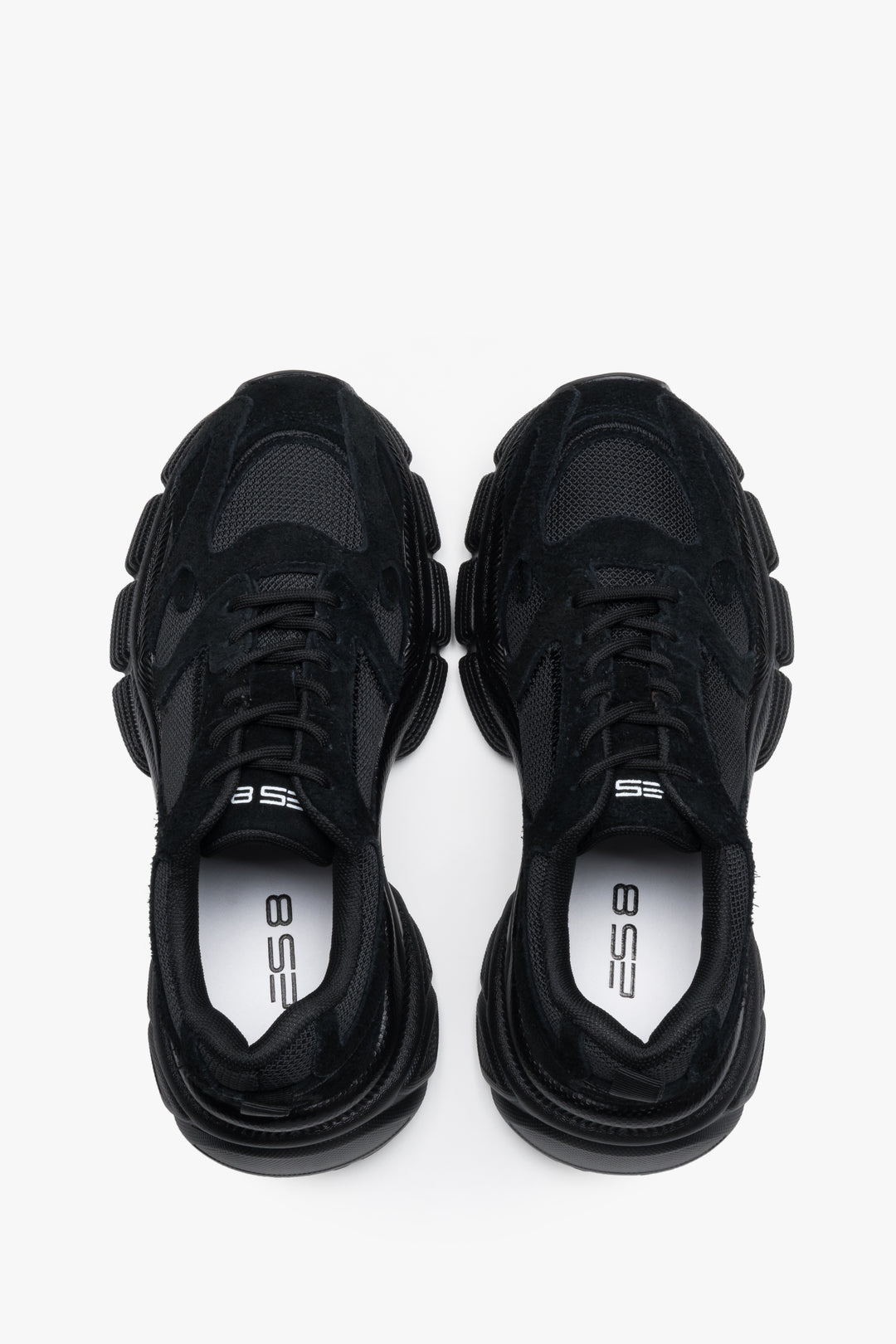 Draufsicht direkt von oben auf das Paar mit Blick auf die Schnürung und Innensohle