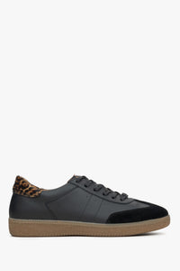 Flaches Seitenprofil der schwarzen Leder-Sneaker mit Animal-Print-Details