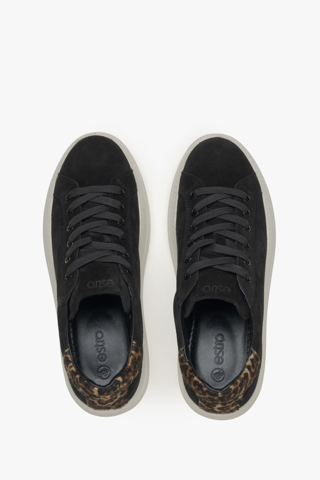 Damen-Sneaker von Estro in Schwarz: Animal-Print aus italienischem Velours – Nahaufnahme von oben.