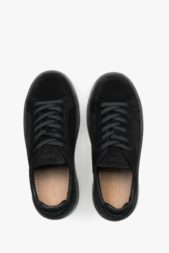Draufsicht auf das Paar schwarzer Sneaker mit Echtleder-Futter