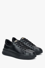 Schrägansicht des Paares schwarzer Damen-Sneaker aus glattem Premium-Leder