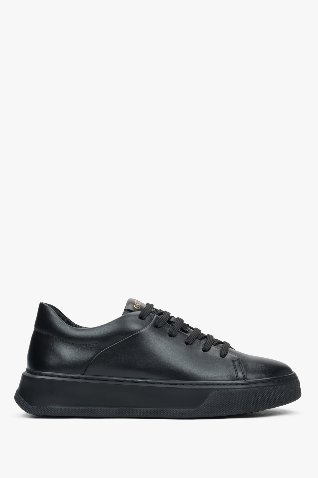 Flache Seitenansicht des schwarzen Leder-Sneakers mit puristischem Design