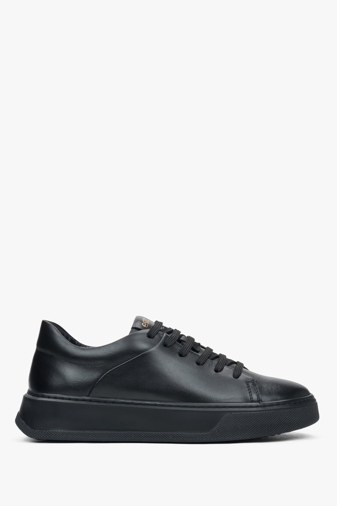 Flache Seitenansicht des schwarzen Leder-Sneakers mit puristischem Design