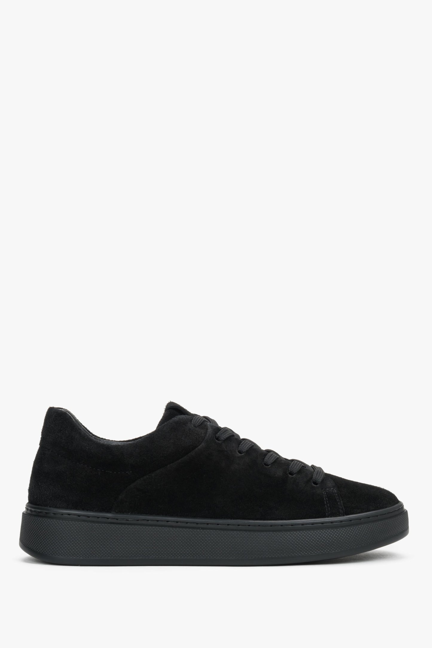 Flache Seitenansicht des schwarzen Damen-Sneakers aus Velours 