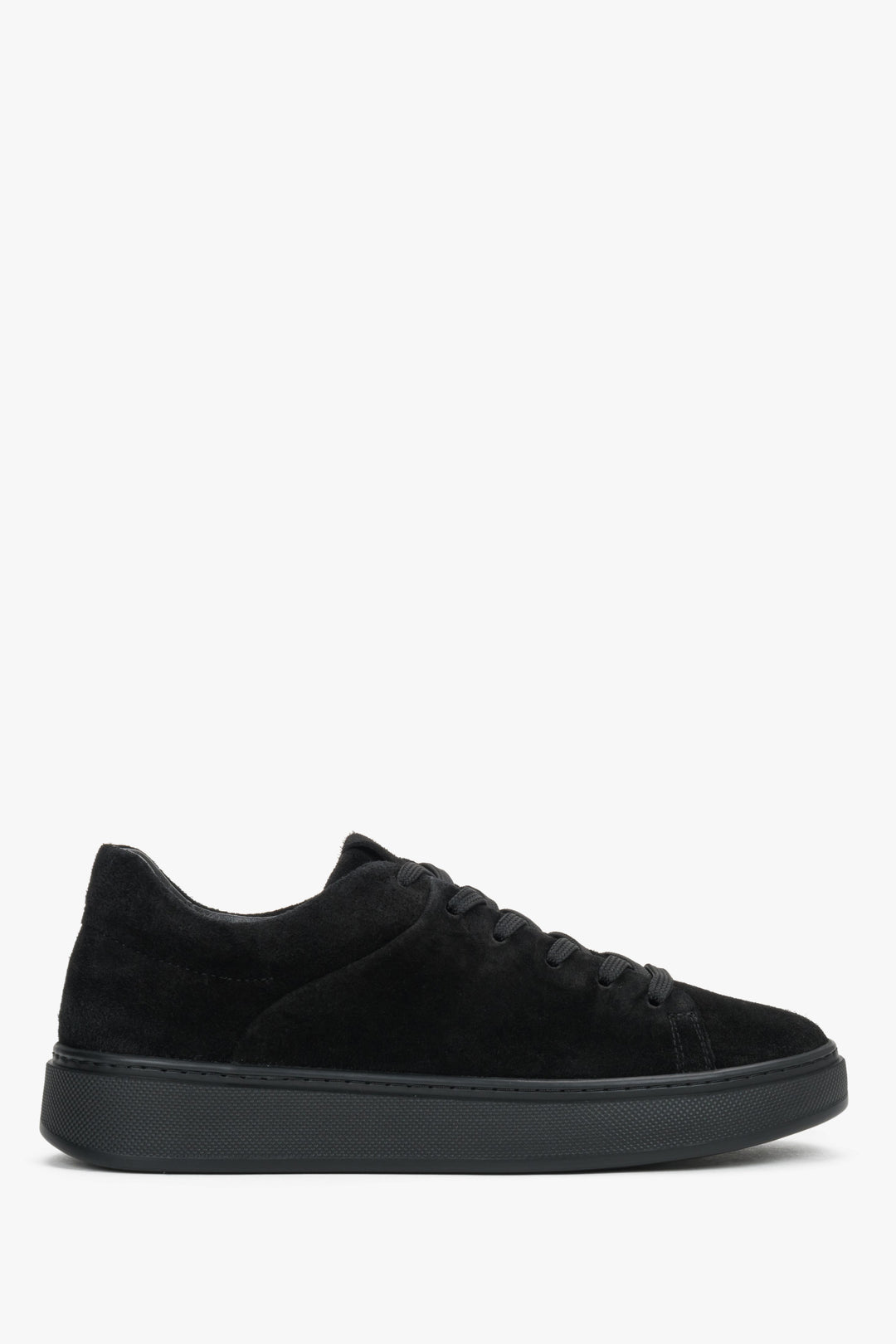 Flache Seitenansicht des schwarzen Damen-Sneakers aus Velours 