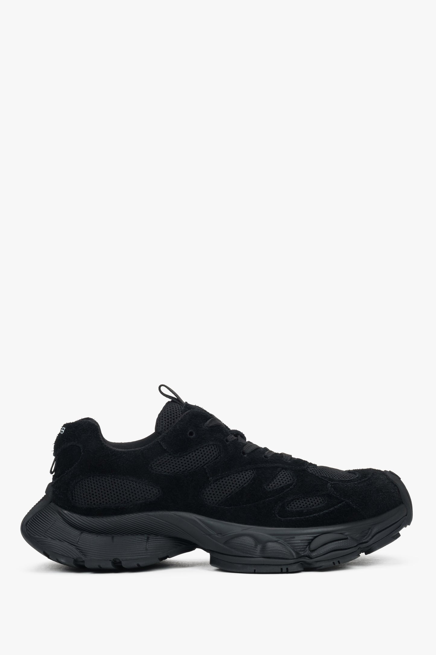 Flache Seitenansicht des schwarzen Sneakers mit markanter Plateau-Sohle