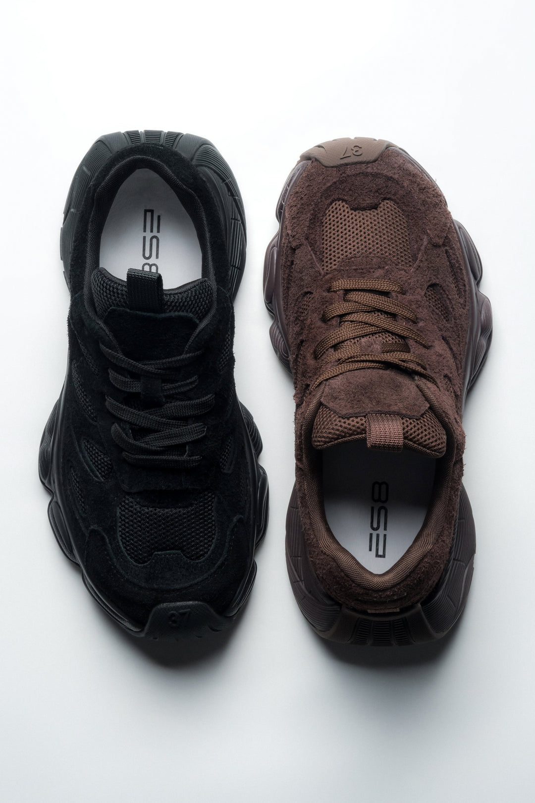 Vergleichsansicht der Sneaker in Schwarz und Dunkelbraun