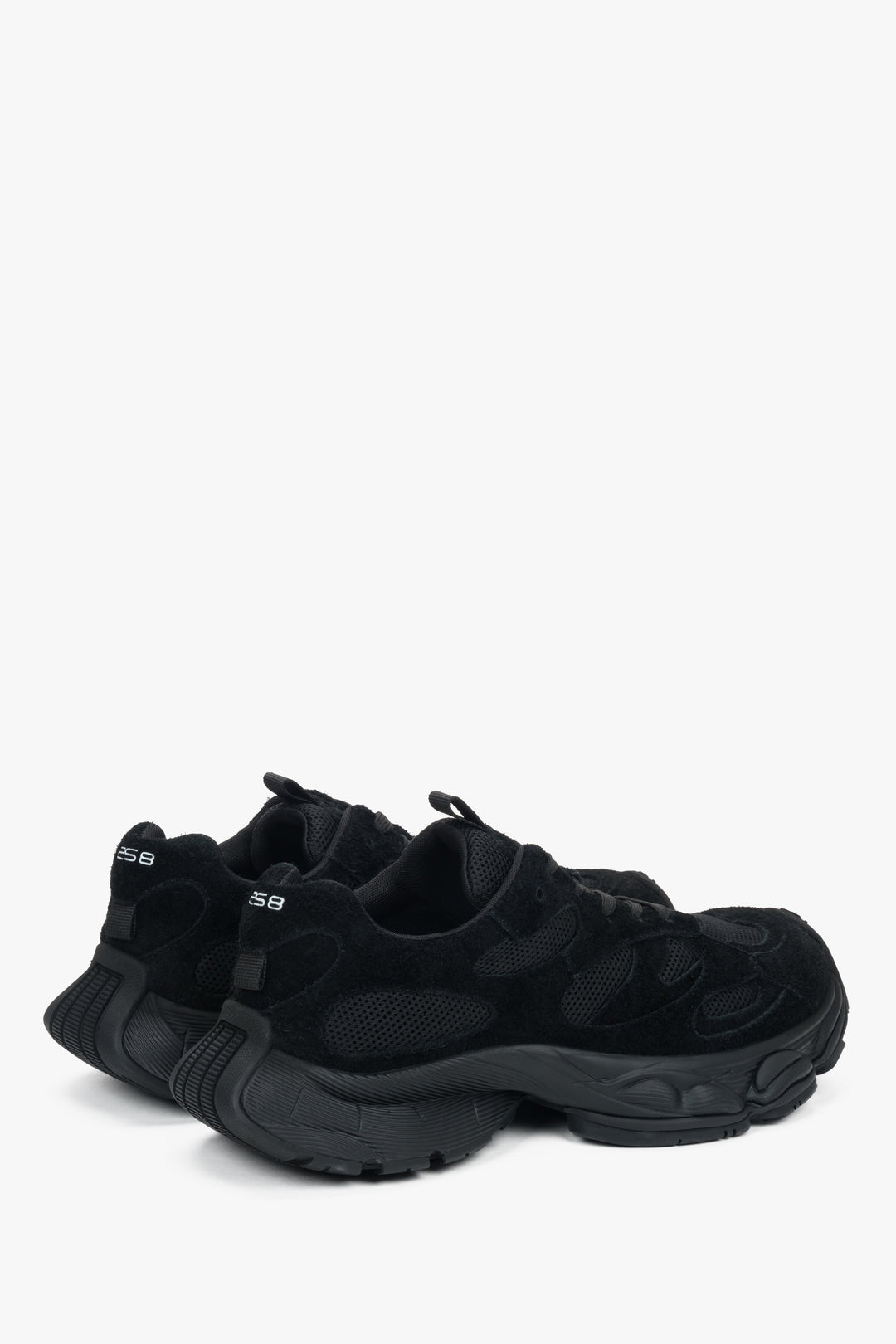 Rückwärtige Schrägansicht der massiven, aber leichten Plattform-Sneaker