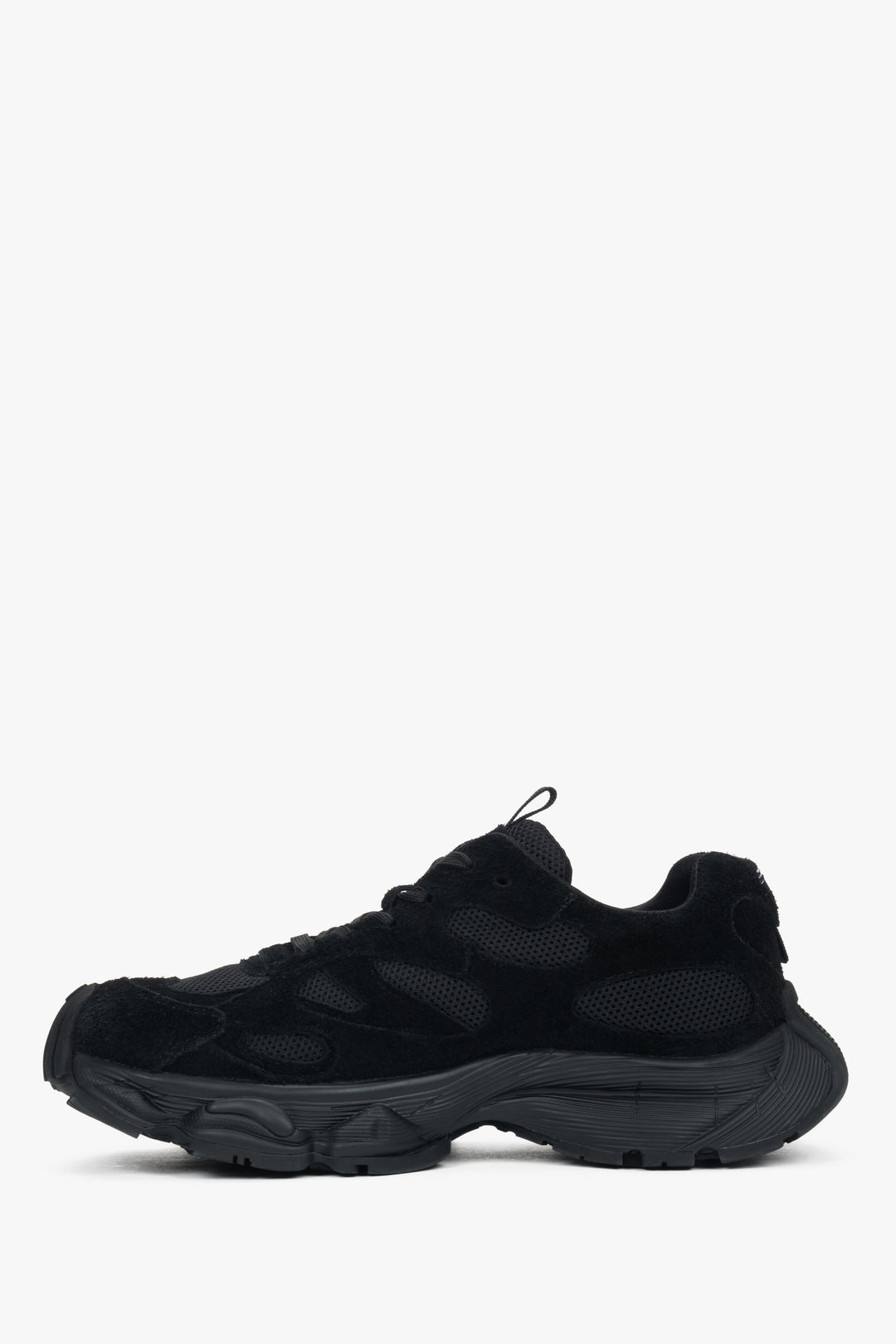 Profilansicht des schwarzen Sneakers mit markanter Plateau-Sohle