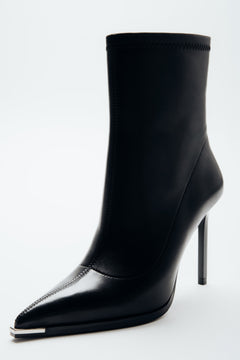 Seitenansicht der spitzen Damen-Stiefelette mit markanter metallischer Zehenkappe