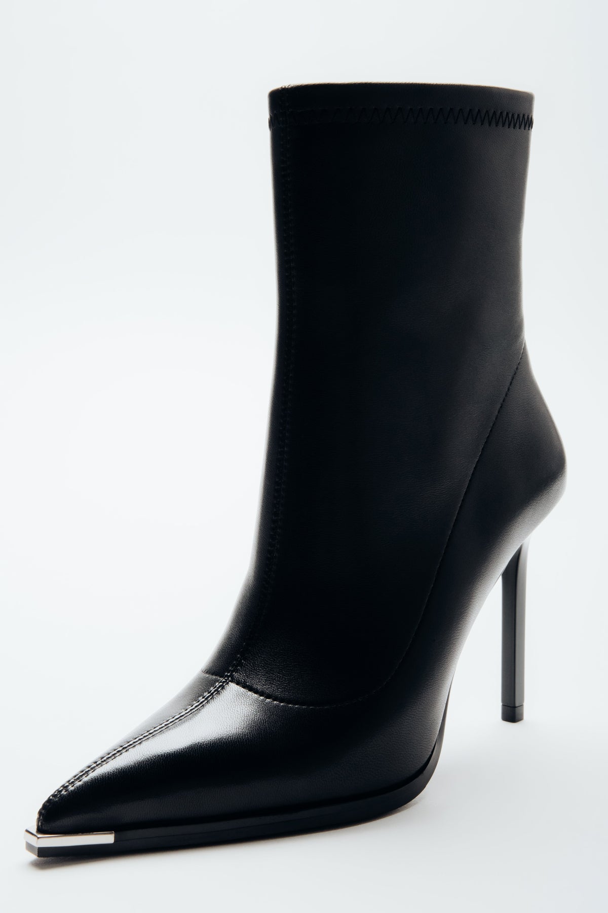 Seitenansicht der spitzen Damen-Stiefelette mit markanter metallischer Zehenkappe