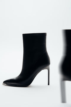 Profilansicht der schwarzen Damen-Stiefelette im modern inszenierten Studio-Setting