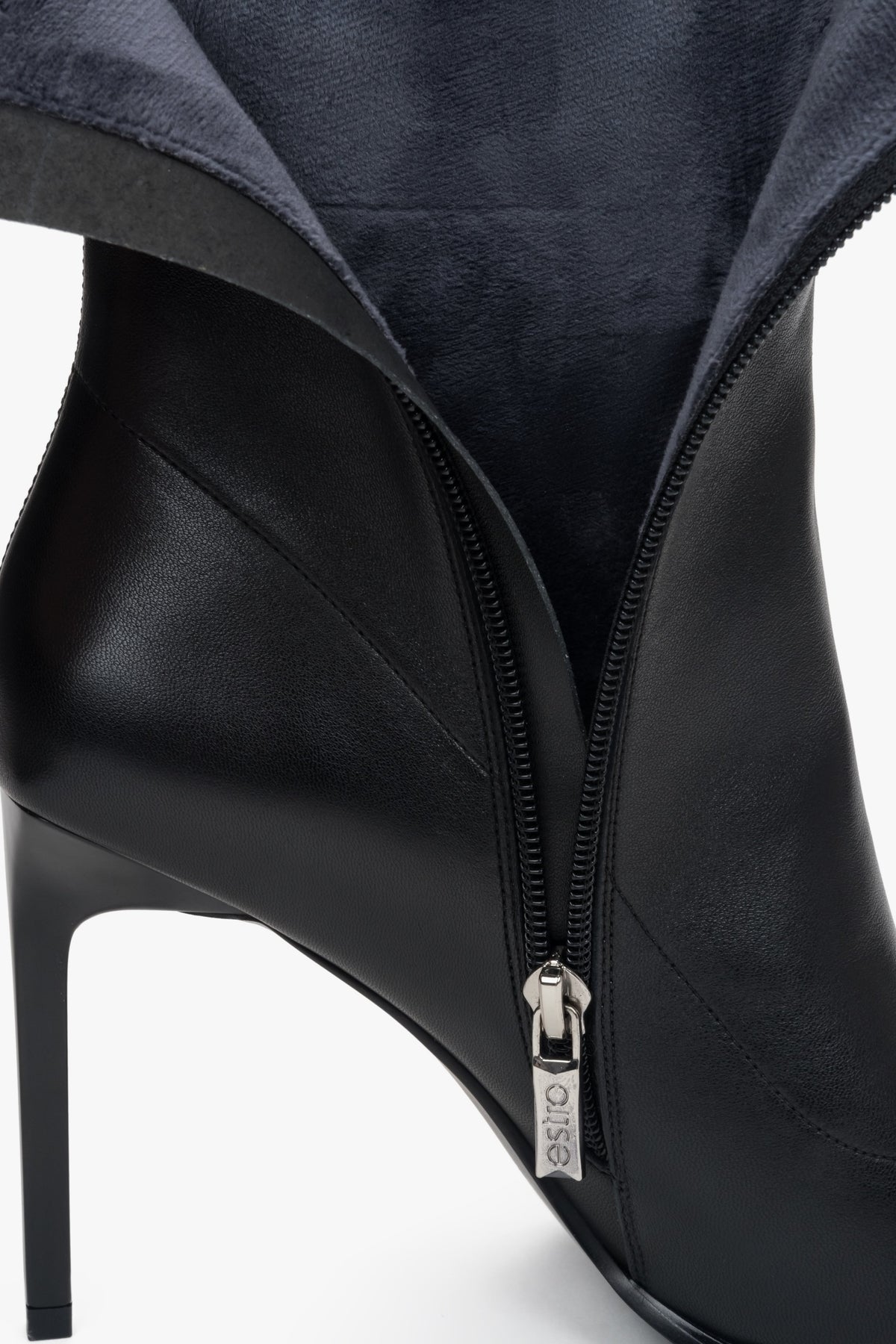 Damen Schwarze Lederstiefeletten mit Stiletto-Absatz und elastischem Schaft von Estro.