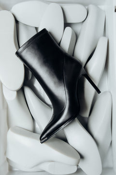 Schwarze Damen Lederstiefeletten mit hohem Absatz und elastischem Schaft Estro ER00116620