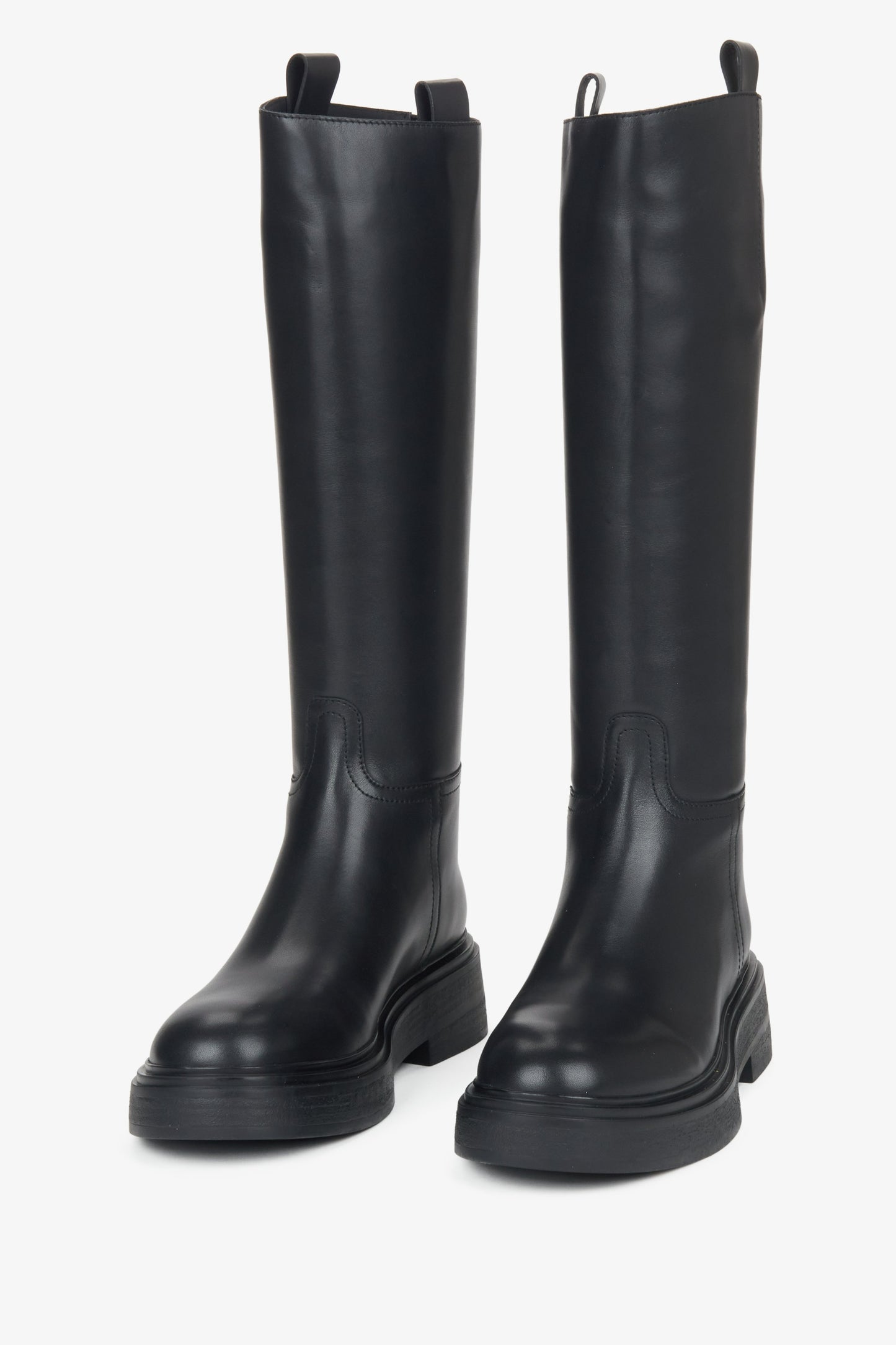 Frontale Ansicht der hohen Damenstiefel zur Veranschaulichung der klaren Silhouette