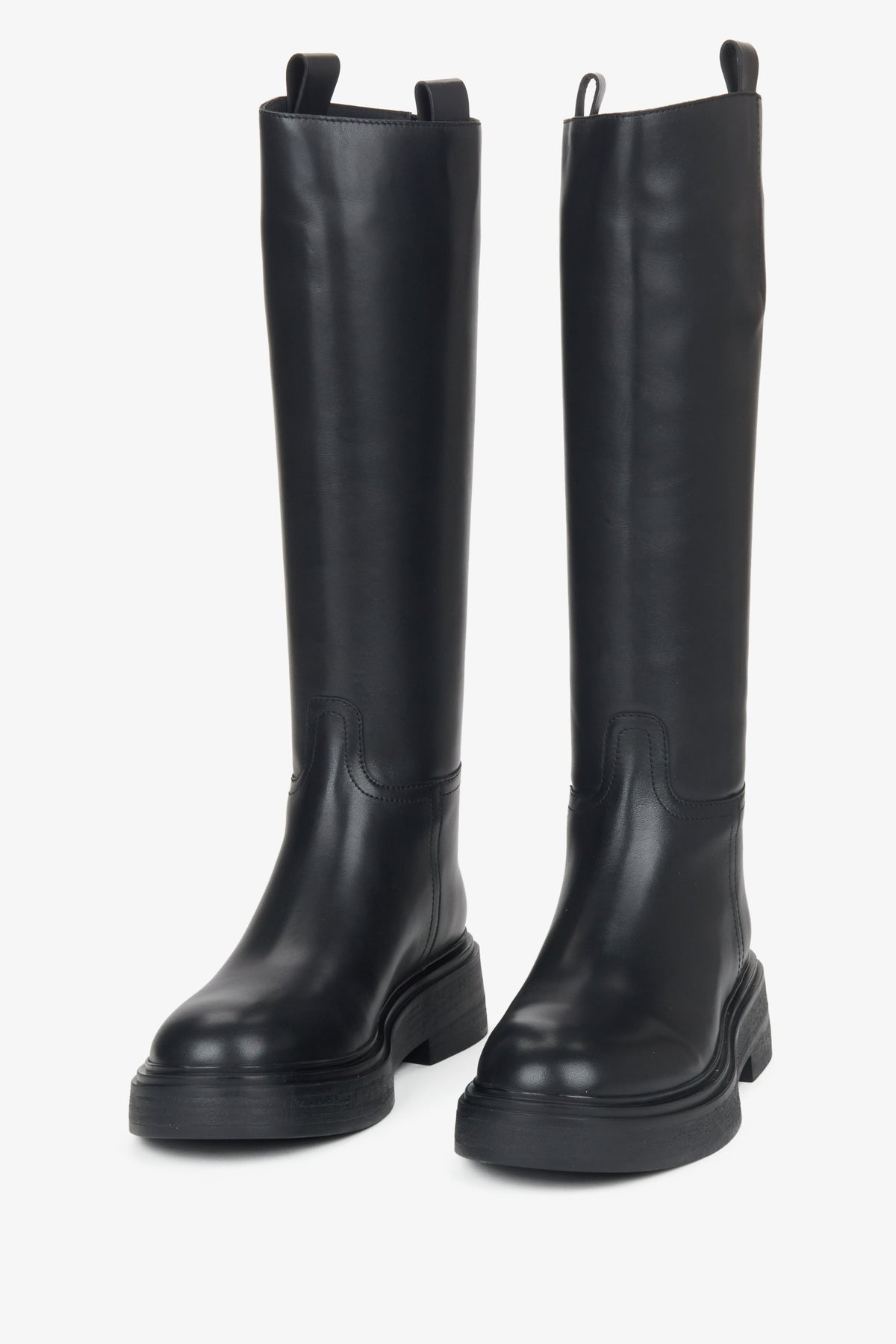 Frontale Ansicht der hohen Damenstiefel zur Veranschaulichung der klaren Silhouette