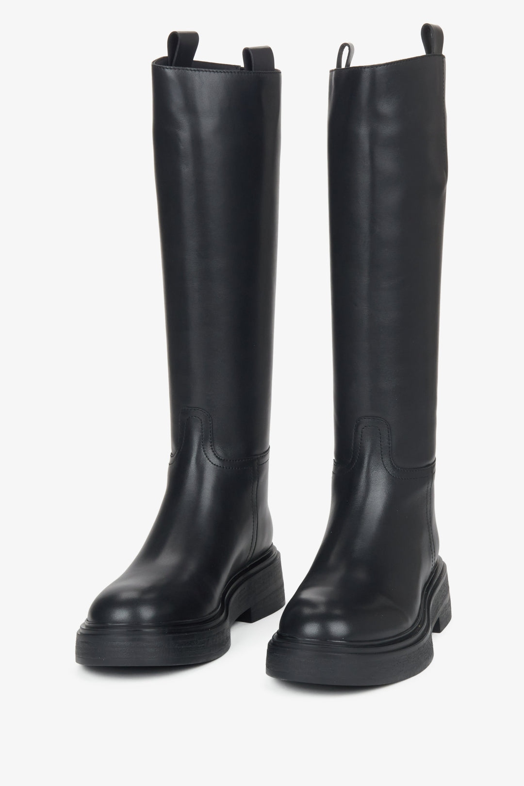 Frontale Ansicht der hohen Damenstiefel zur Veranschaulichung der klaren Silhouette