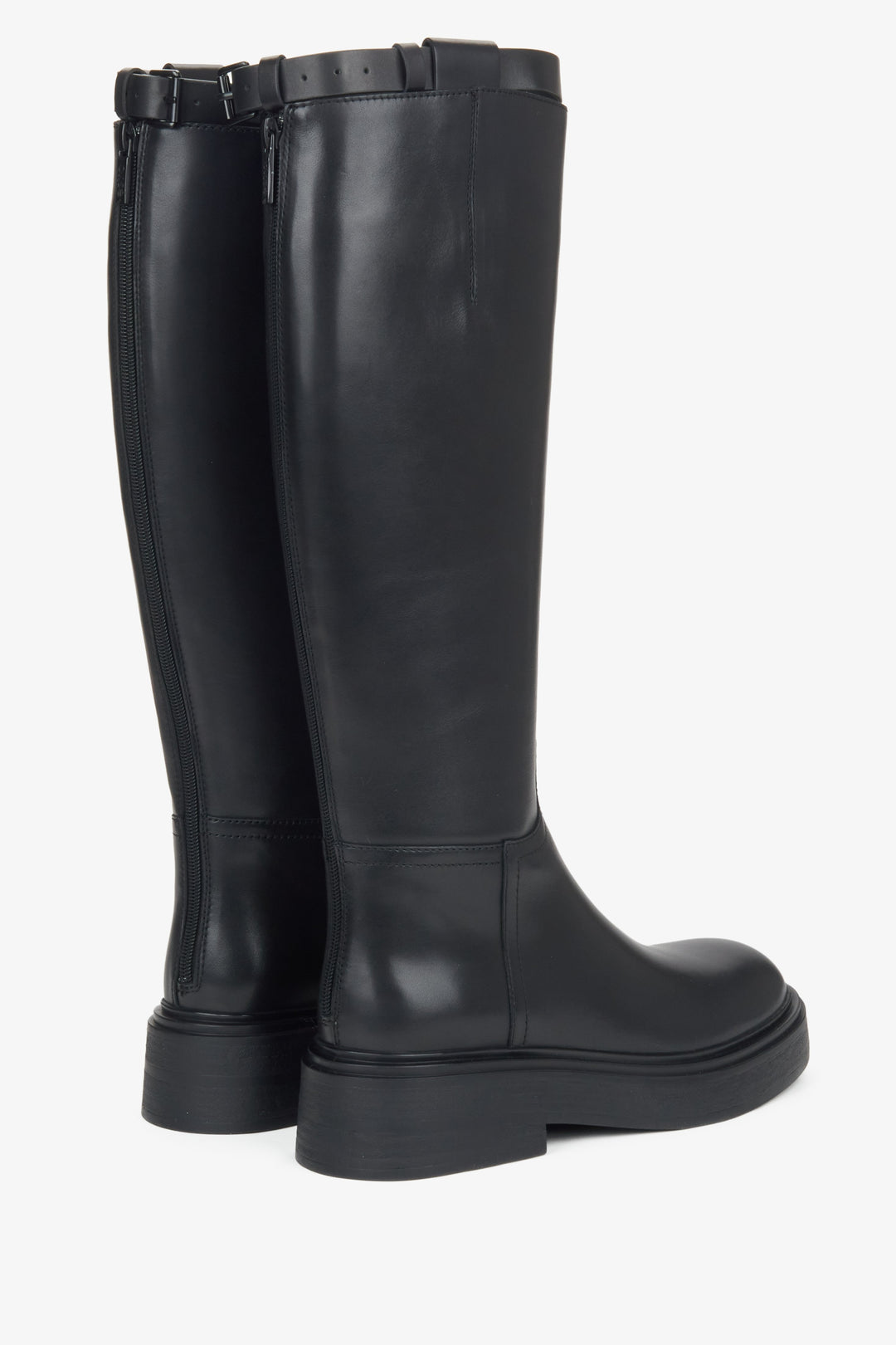 Rückansicht der Lederstiefel für Damen mit dem dekorativen Riemen am Schaftrand