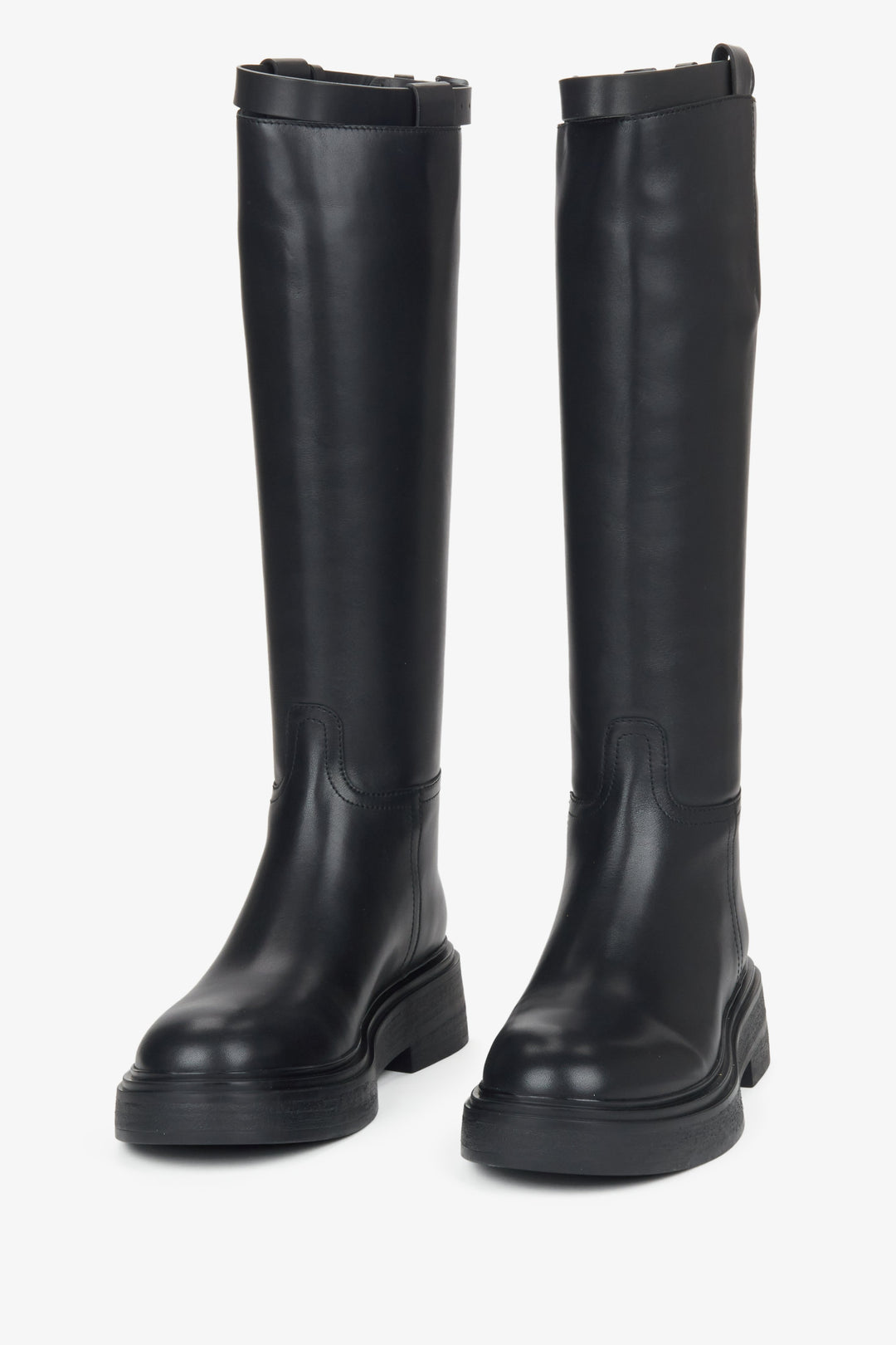 Leicht seitliche Frontansicht der Plateaustiefel für ein umfassendes Bild des Designs