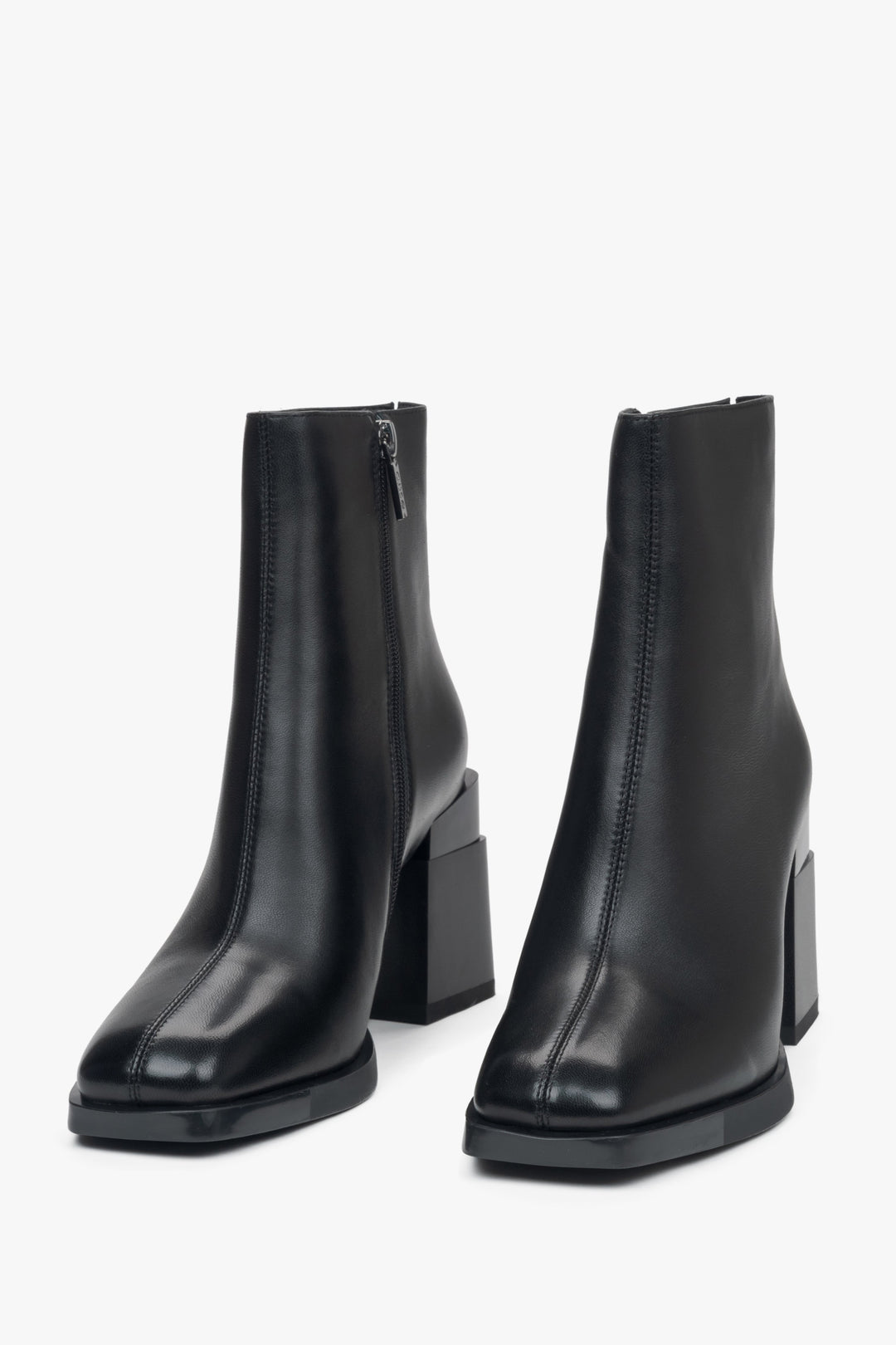 Damen-Stiefeletten in Schwarz aus echtem Leder mit Blockabsatz und leichter Isolierung – Vorderansicht.