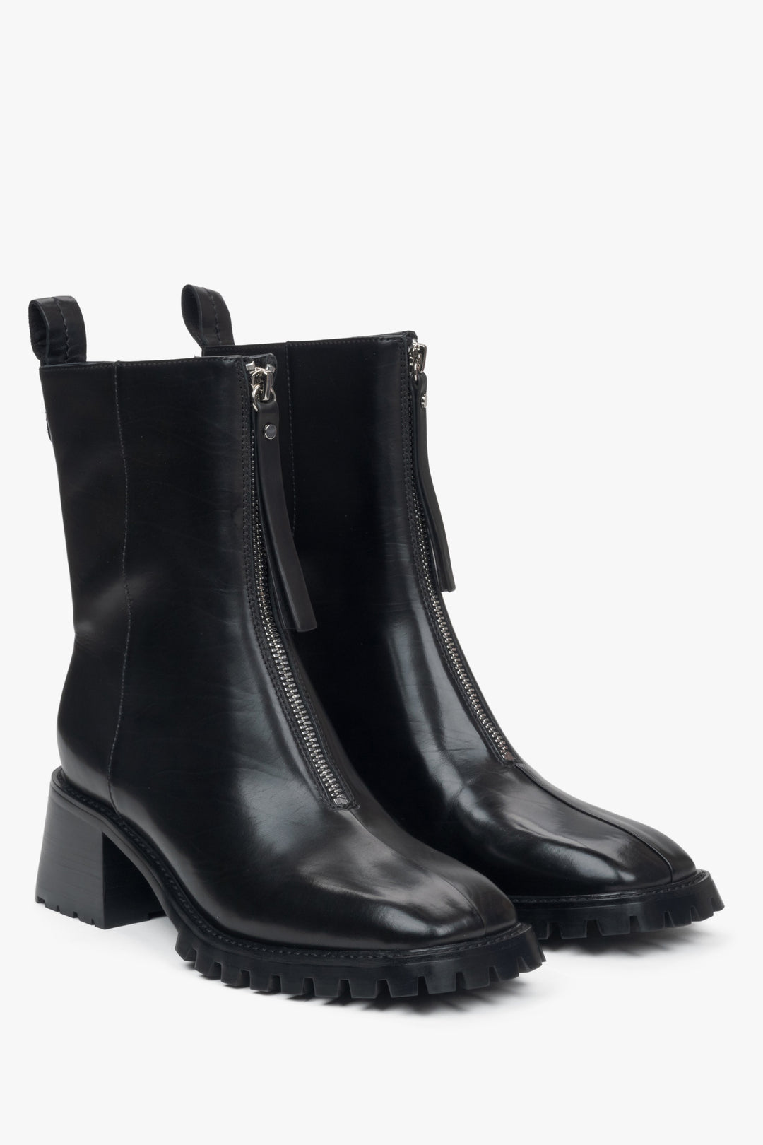 Elegante Damen-Stiefeletten in Schwarz aus echtem Leder mit niedrigem Absatz von Estro – Nahaufnahme der Schuhspitze und der Seitenlinie.