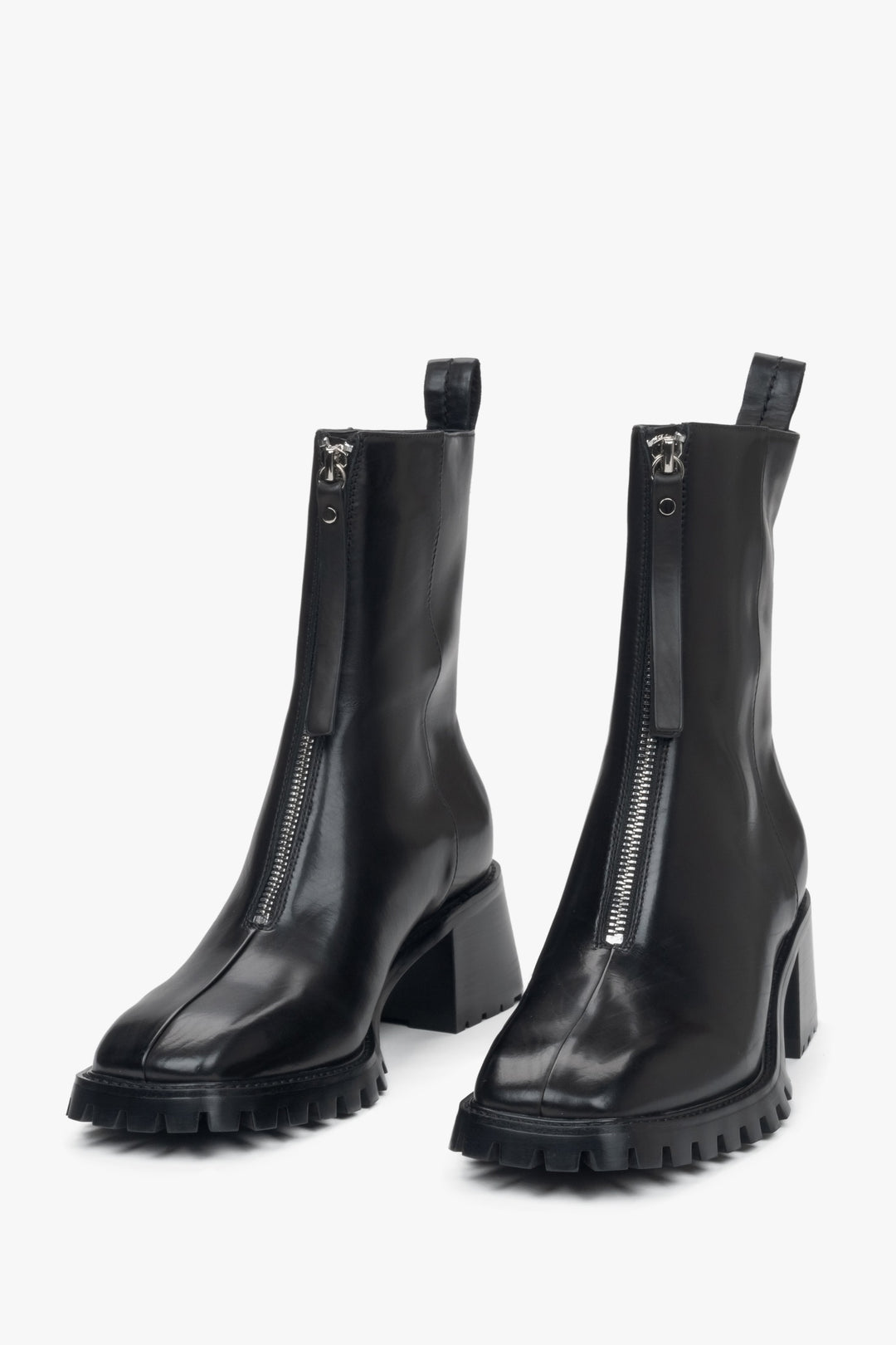 Damen-Stiefeletten in Schwarz mit niedrigem Absatz aus echtem Leder von Estro – Vorderansicht der Schuhe.